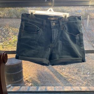 Levi denim shorts size27